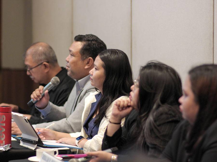 Panelists giving feedback during a Saturday session